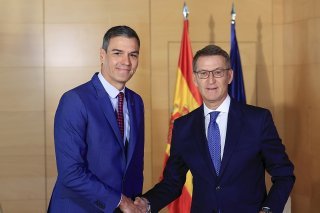 Vainqueur des législatives, le rival conservateur de Pdro Sánchez, Alberto Núñez Feijóo (à droite), a été chargé par le roi Felipe VI de présenter fin septembre sa candidature au poste de Premier ministre devant le Parlement. Mais ses chances sont...